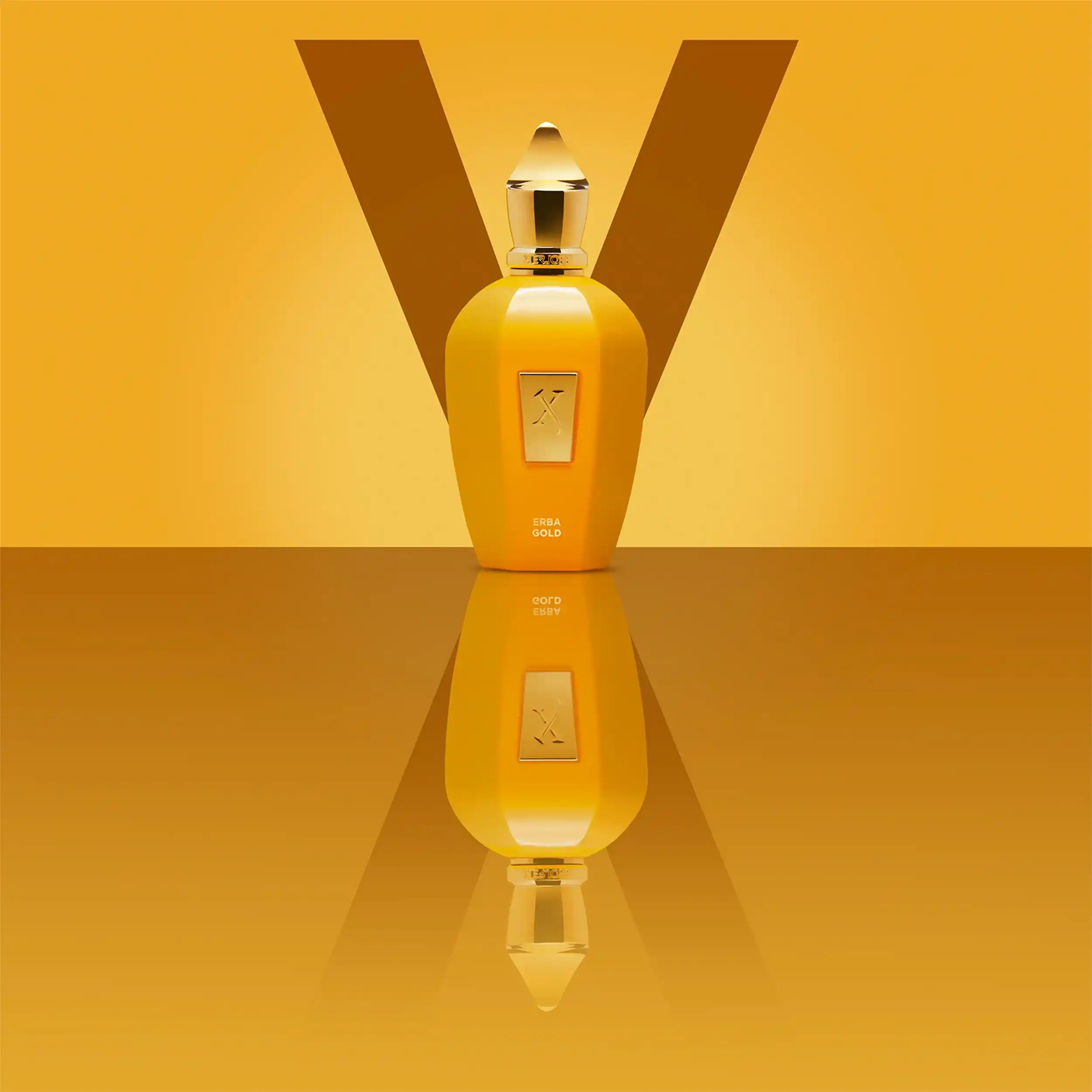 Bouteille de parfum de niche Xerjoff Erba Gold, flacon élégant doré, fragrance fruitée et douce.