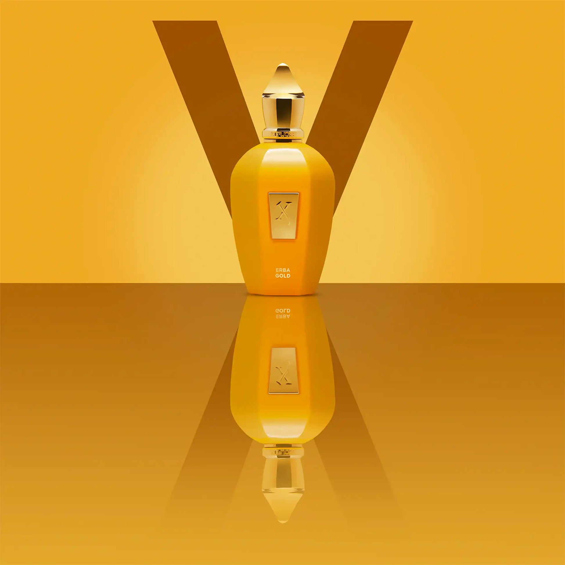 Bouteille de parfum de niche Xerjoff Erba Gold, flacon élégant doré, fragrance fruitée et douce.