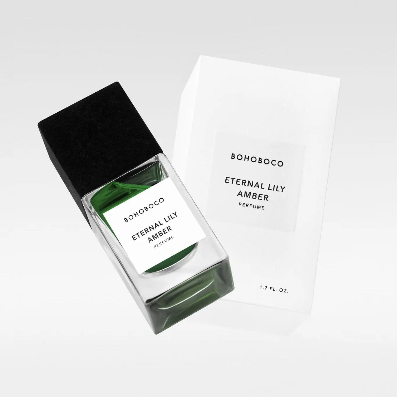 Flacon Eternal Lily Amber de Bohoboco — parfum unisexe floral-ambre qui s’ouvre sur la fraîcheur de mandarine de Sicile et de pomme Granny Smith, un cœur de lys, rose turque et jasmin, sur un fond ambré chaud de patchouli indonésien et vanille de Madagascar