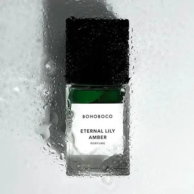 Flacon Eternal Lily Amber de Bohoboco — parfum unisexe floral-ambre qui s’ouvre sur la fraîcheur de mandarine de Sicile et de pomme Granny Smith, un cœur de lys, rose turque et jasmin, sur un fond ambré chaud de patchouli indonésien et vanille de Madagascar