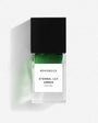 Flacon Eternal Lily Amber de Bohoboco — parfum unisexe floral-ambre qui s’ouvre sur la fraîcheur de mandarine de Sicile et de pomme Granny Smith, un cœur de lys, rose turque et jasmin, sur un fond ambré chaud de patchouli indonésien et vanille de Madagascar