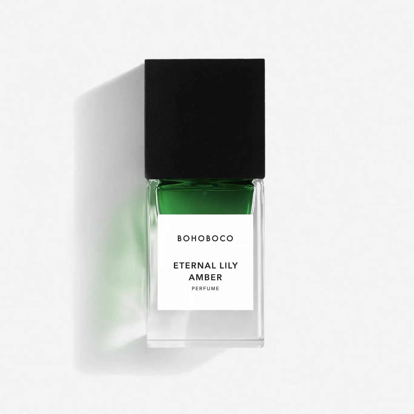Flacon Eternal Lily Amber de Bohoboco — parfum unisexe floral-ambre qui s’ouvre sur la fraîcheur de mandarine de Sicile et de pomme Granny Smith, un cœur de lys, rose turque et jasmin, sur un fond ambré chaud de patchouli indonésien et vanille de Madagascar