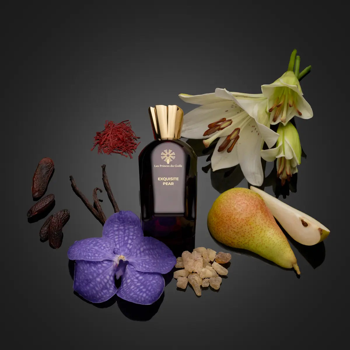 Parfums de niche les princes du golfe exquisite pear sur un fond noir avec des morceaux de poire, de l'iris, de la vanille, du safran et de la fève de tonka