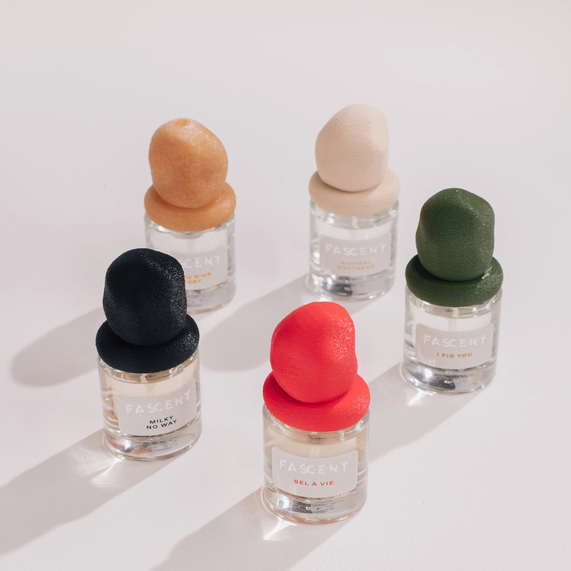 Flacon I Fig You de Fascent — parfum fruité-verdoie boisé, notes de thé vert, feuille de figue, agrumes, sauge, vé­tiver, bois de cèdre — alliance fraîche, végétale et soutenue pour un sillage naturel élégant