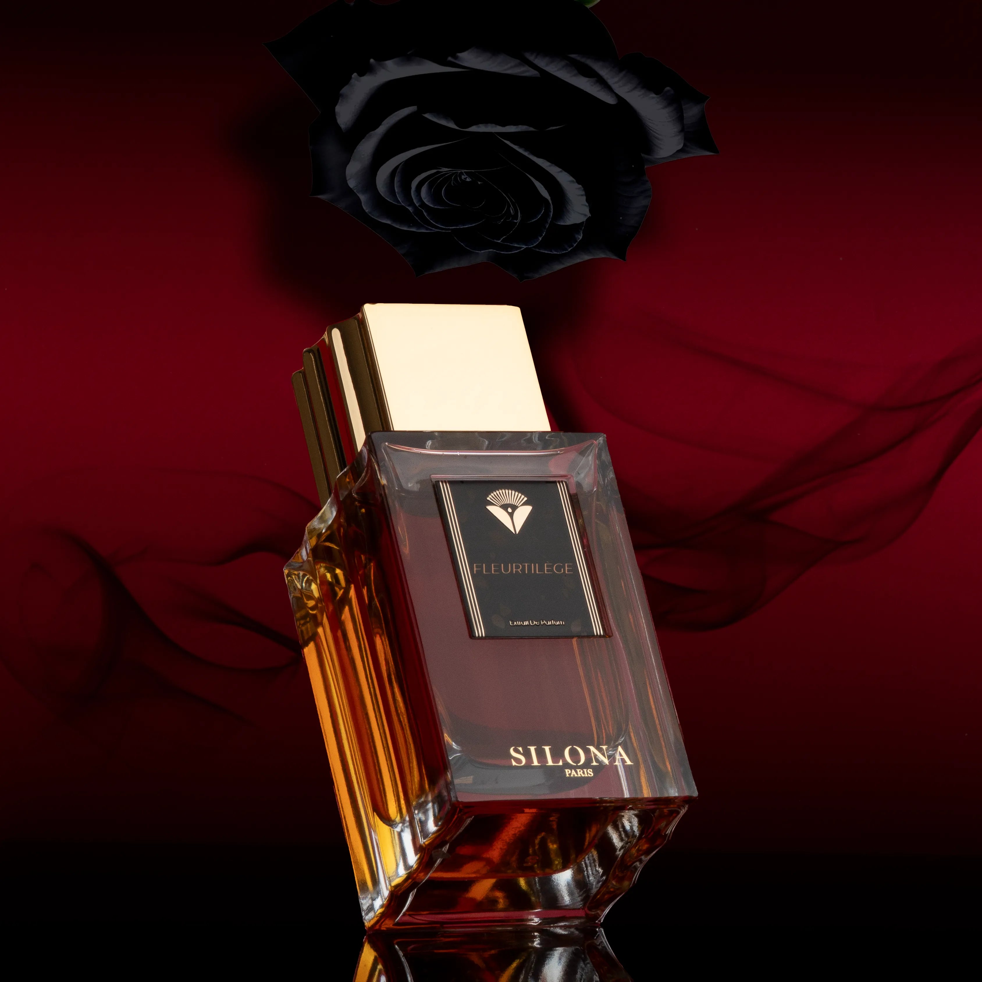 Flacon Fleurtilège de Silona Paris — parfum gourmand floral boisé unisexe s’ouvrant sur crème de pistache et baies roses, cœur d’oranger, prune, madeleine et héliotrope, fond profond de chocolat, bois de santal, vanille de Madagascar, fève de tonka, ambroxan, feuilles de tabac & muscs blancs.