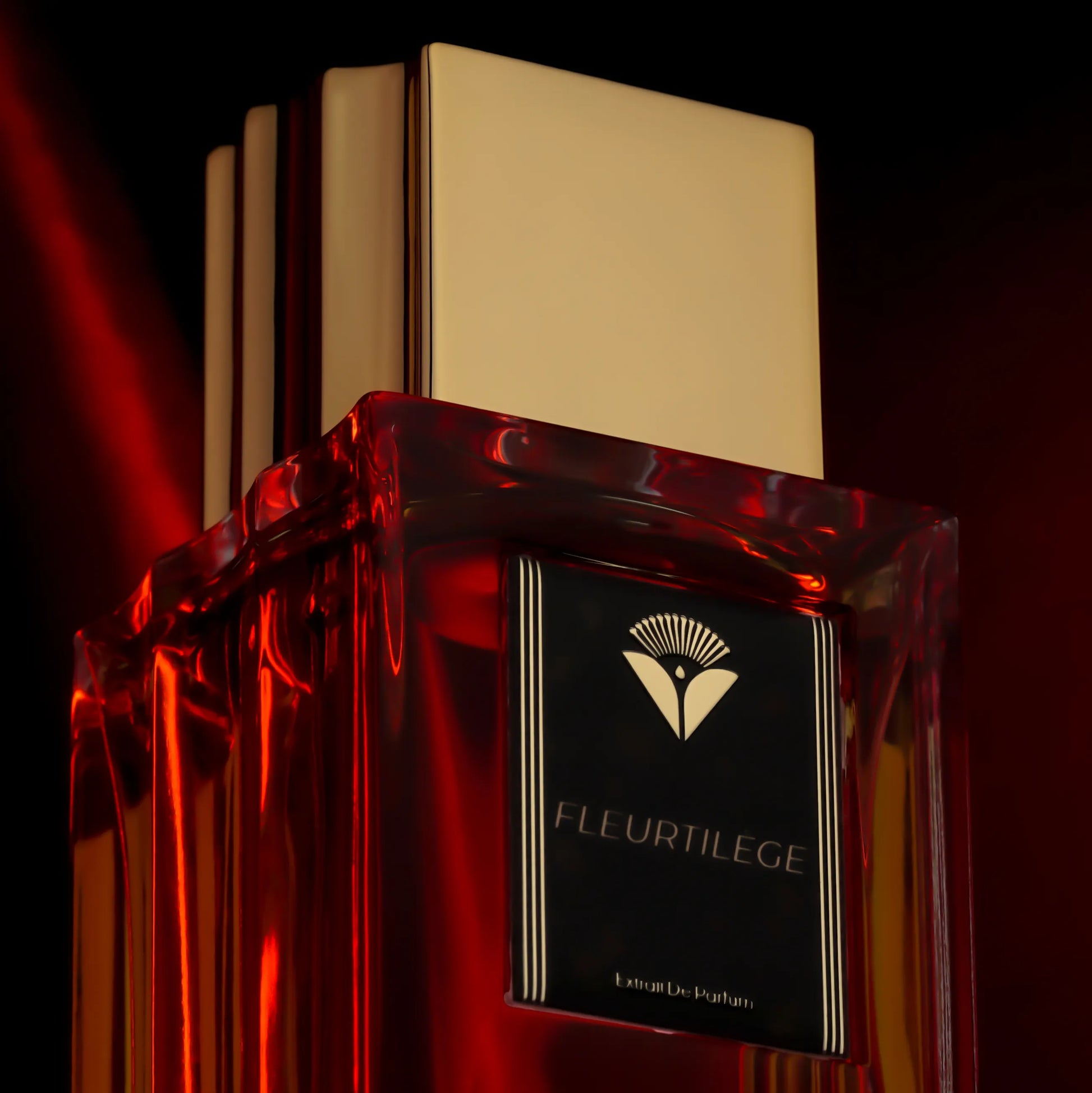 Flacon de parfums de niche Fleurtilège de Silona Paris — parfum gourmand floral boisé unisexe s’ouvrant sur crème de pistache et baies roses, cœur d’oranger, prune, madeleine et héliotrope, fond profond de chocolat, bois de santal, vanille de Madagascar, fève de tonka, ambroxan, feuilles de tabac & muscs blancs.