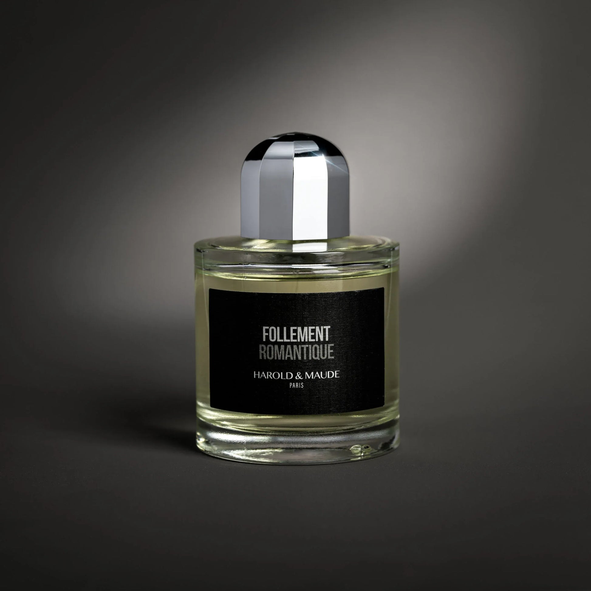 Flacon Follement Romantique de Harold & Maude — parfum boisé-aromatique unisexe : agrumes pétillants en tête, cœur floral épicé de gingembre, fond riche d’oud, patchouli indien, vétiver haïtien, ambre et musc, pour un sillage à la fois frais, sensuel et enveloppant.