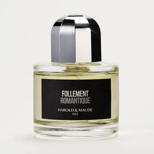 Flacon Follement Romantique de Harold & Maude — parfum boisé-aromatique unisexe : agrumes pétillants en tête, cœur floral épicé de gingembre, fond riche d’oud, patchouli indien, vétiver haïtien, ambre et musc, pour un sillage à la fois frais, sensuel et enveloppant.