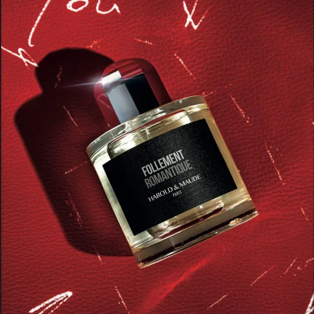 Flacon Follement Romantique de Harold & Maude — parfum boisé-aromatique unisexe : agrumes pétillants en tête, cœur floral épicé de gingembre, fond riche d’oud, patchouli indien, vétiver haïtien, ambre et musc, pour un sillage à la fois frais, sensuel et enveloppant.
