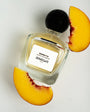 Flacon Gambetta de Zenogati — parfum unisexe fruité-floral chaleureux mêlant poire, pêche et prune en tête, cœur de rose rouge, jasmin et cannelle, posé sur un fond gourmand de caramel, muscs et cèdre de Virginie pour un sillage élégant et sensuel