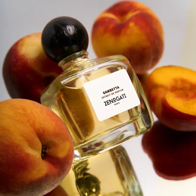 Flacon Gambetta de Zenogati — parfum unisexe fruité-floral chaleureux mêlant poire, pêche et prune en tête, cœur de rose rouge, jasmin et cannelle, posé sur un fond gourmand de caramel, muscs et cèdre de Virginie pour un sillage élégant et sensuel