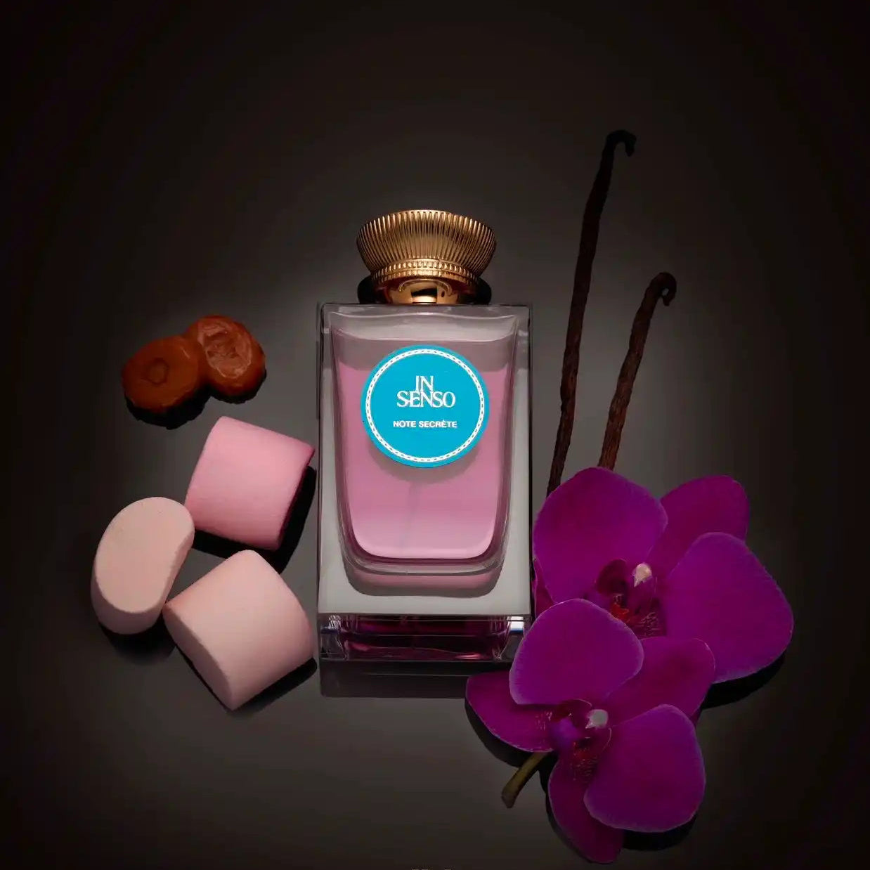 Parfum de niche In Senso Note secrète  sur un fond noir avec de la guimauve , de la vanille et du caramel