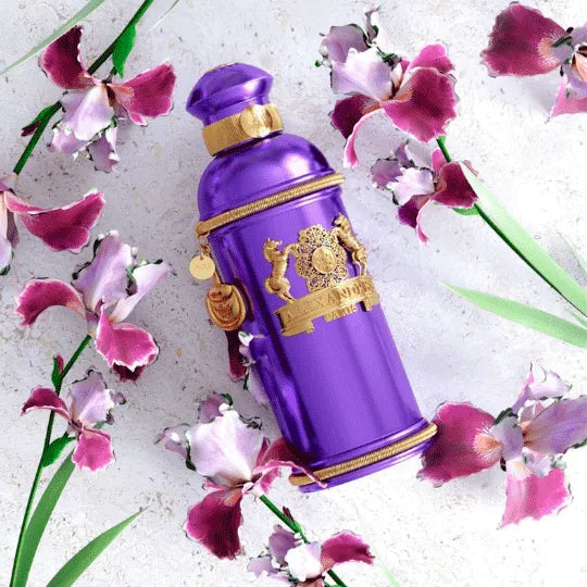 Flacon Iris Violet d’Alexandre.J — parfum floral-fruité sophistiqué qui s’ouvre sur des fruits exotiques, une touche de bergamote et pomme, évolue avec iris, rose et jasmin, pour se poser sur un fond chaud boisé de bois de cachemire, cèdre, musc blanc, olibanum, patchouli, benjoin et vanille.