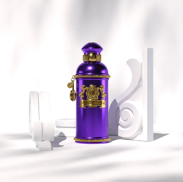 Flacon Iris Violet d’Alexandre.J — parfum floral-fruité sophistiqué qui s’ouvre sur des fruits exotiques, une touche de bergamote et pomme, évolue avec iris, rose et jasmin, pour se poser sur un fond chaud boisé de bois de cachemire, cèdre, musc blanc, olibanum, patchouli, benjoin et vanille.