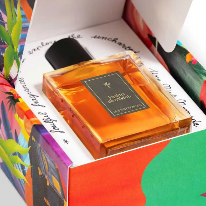 Flacon Jardins de Misfah de Une Nuit Nomade — parfum oriental gourmand unisexe mêlant cardamome et noix de muscade en ouverture, un cœur riche de rose et de datte onctueuse, posé sur un fond chaleureux d’amande et de safran. Une invitation à une escapade sensorielle dans les jardins luxuriants de Misfah.