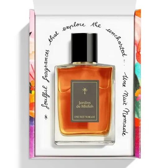 Flacon Jardins de Misfah de Une Nuit Nomade — parfum oriental gourmand unisexe mêlant cardamome et noix de muscade en ouverture, un cœur riche de rose et de datte onctueuse, posé sur un fond chaleureux d’amande et de safran. Une invitation à une escapade sensorielle dans les jardins luxuriants de Misfah.