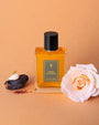 Flacon Jardins de Misfah de Une Nuit Nomade — parfum oriental gourmand unisexe mêlant cardamome et noix de muscade en ouverture, un cœur riche de rose et de datte onctueuse, posé sur un fond chaleureux d’amande et de safran. Une invitation à une escapade sensorielle dans les jardins luxuriants de Misfah.
