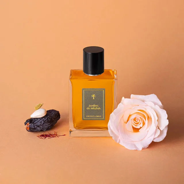 Flacon Jardins de Misfah de Une Nuit Nomade — parfum oriental gourmand unisexe mêlant cardamome et noix de muscade en ouverture, un cœur riche de rose et de datte onctueuse, posé sur un fond chaleureux d’amande et de safran. Une invitation à une escapade sensorielle dans les jardins luxuriants de Misfah.