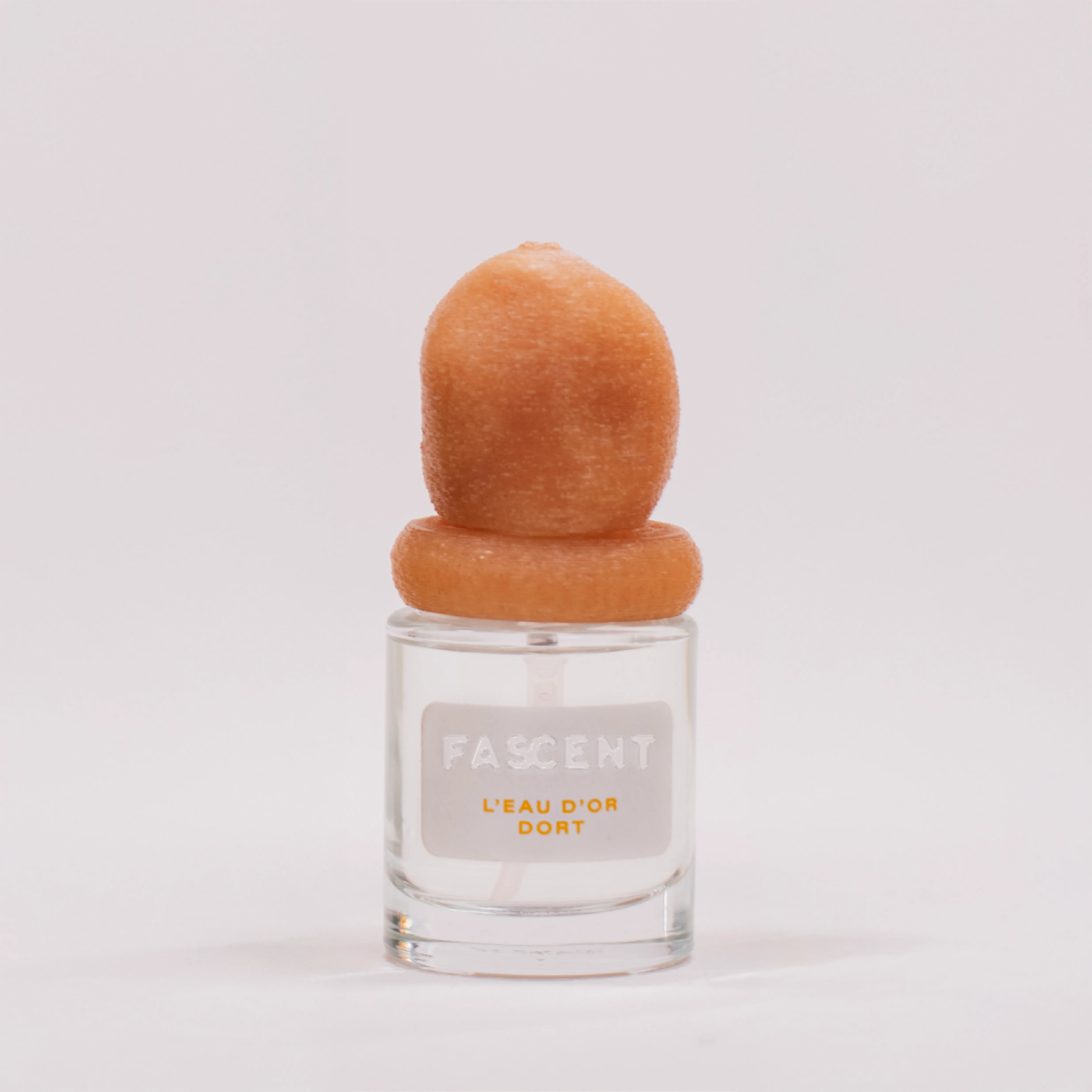 Flacon L’Eau d’Or Dort de Fascent — parfum unisexe lumineux mêlant notes d’agrumes (bergamote, cédrat, citron), fleur d’oranger, petit grain et musc blanc, évoquant la fraîcheur d’un matin doré, pure et sereine.