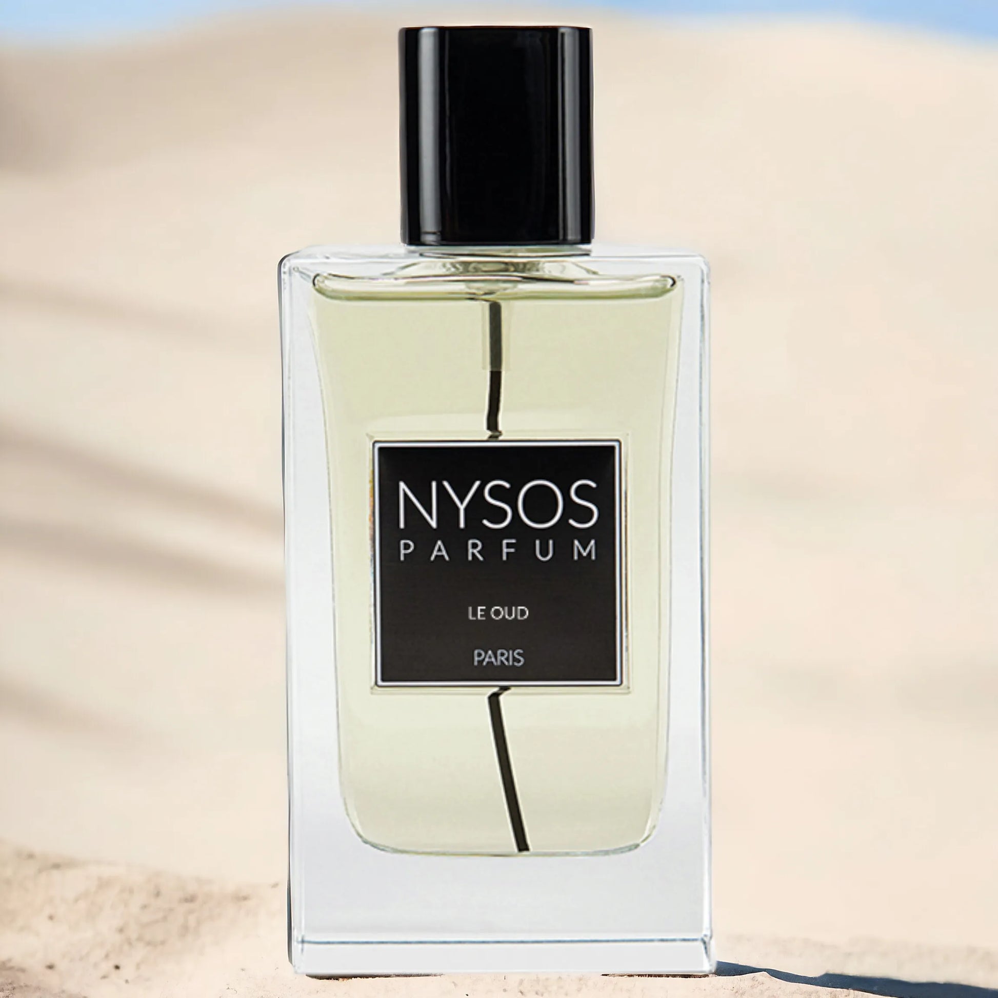 Flacon Le Oud de Nysos Parfums, parfum intense au bois de oud, safran, rose, encens et ambres — contraste oriental puissant