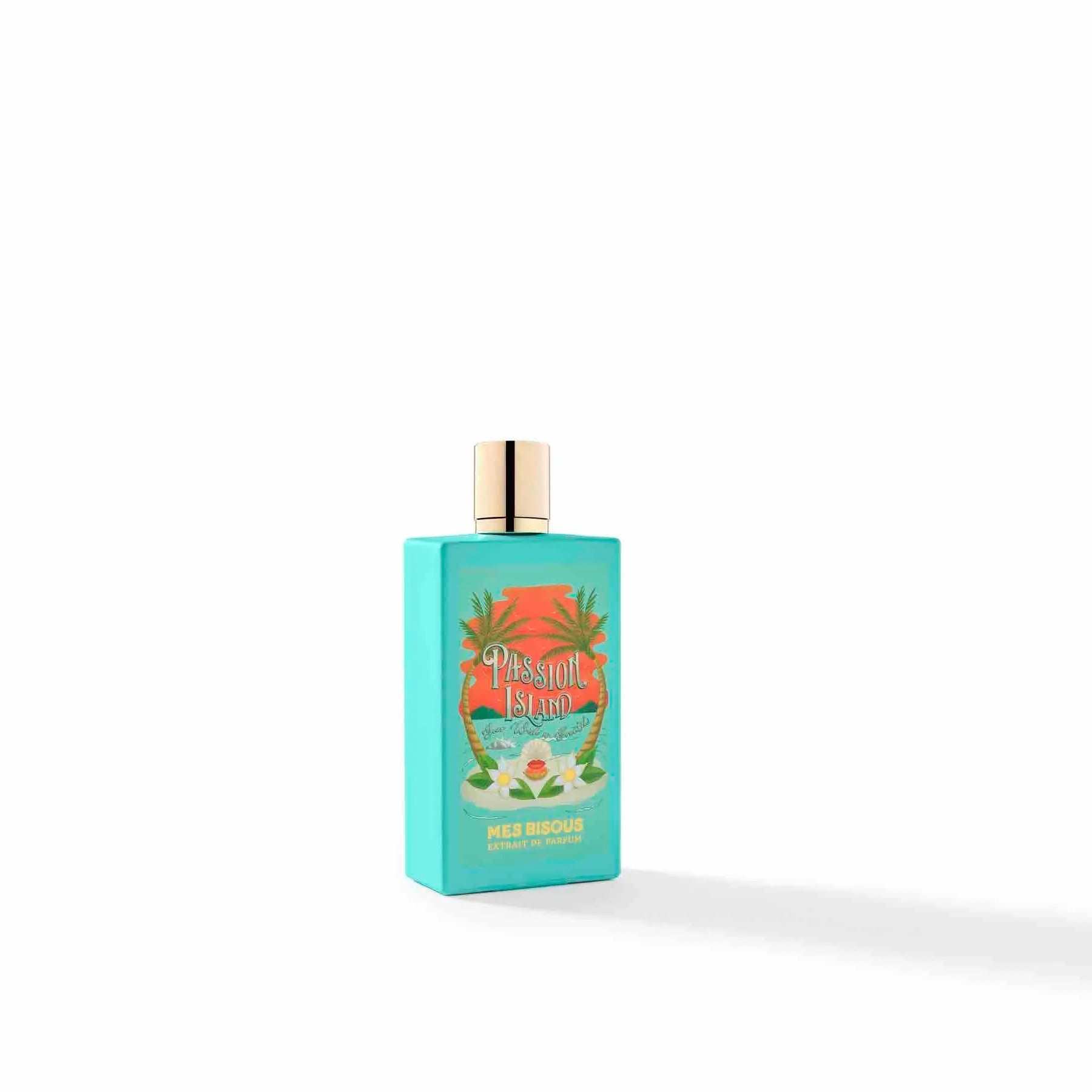 Flacon Passion Island de Mes Bisous — parfum floral-fruité tropical unisexe qui s’ouvre sur une explosion d’agrumes frais (citron, bergamote, citron vert), relevés de gingembre et de poivre rose, évoluant vers un cœur juteux de fruit de la passion, mangue, ananas, nectarine et cassis, puis s’enracinant sur un fond chaleureux de vanille, patchouli, bois de santal, cèdre, ambre et musc.