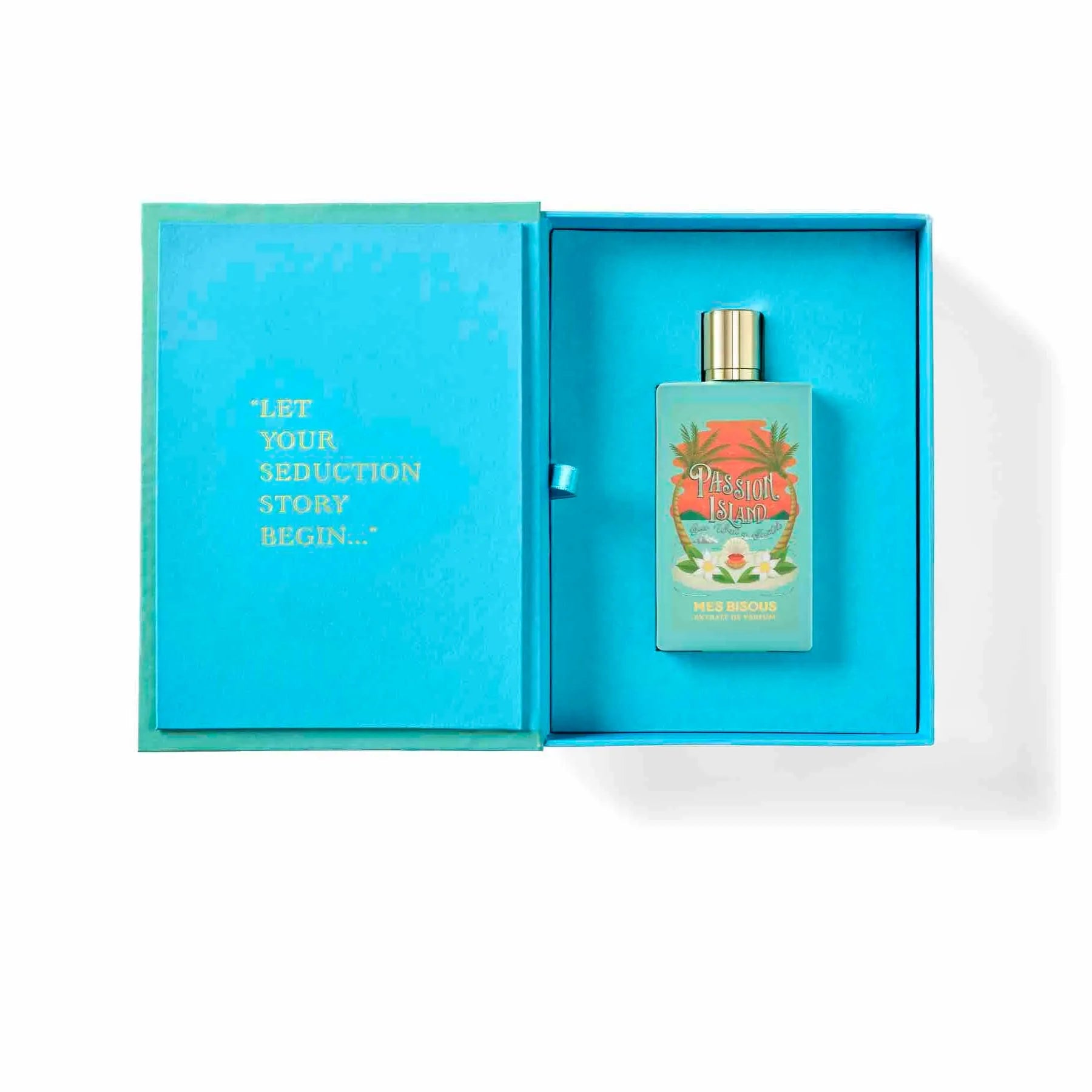 Flacon Passion Island de Mes Bisous — parfum floral-fruité tropical unisexe qui s’ouvre sur une explosion d’agrumes frais (citron, bergamote, citron vert), relevés de gingembre et de poivre rose, évoluant vers un cœur juteux de fruit de la passion, mangue, ananas, nectarine et cassis, puis s’enracinant sur un fond chaleureux de vanille, patchouli, bois de santal, cèdre, ambre et musc.