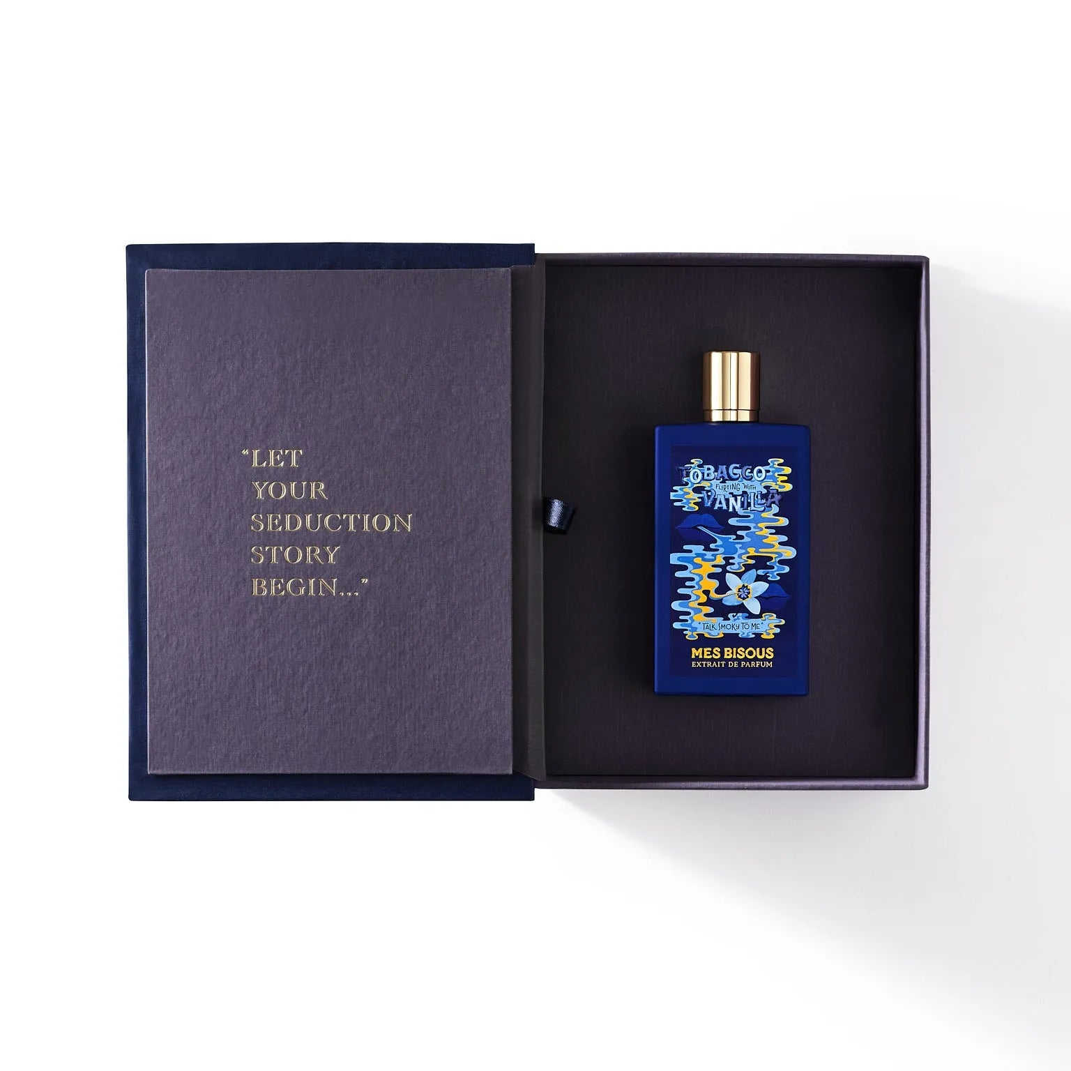 Flacon Tobacco Flirting With Vanilla de Mes Bisous — parfum extrait unisexe mêlant l’arôme fruité de cerise et la fraîcheur de bergamote en ouverture, un cœur floral épicé de lys (ou lilas) et cannelle, sur un fond chaud et sensuel de tabac fumé, vanille riche et vétiver noble