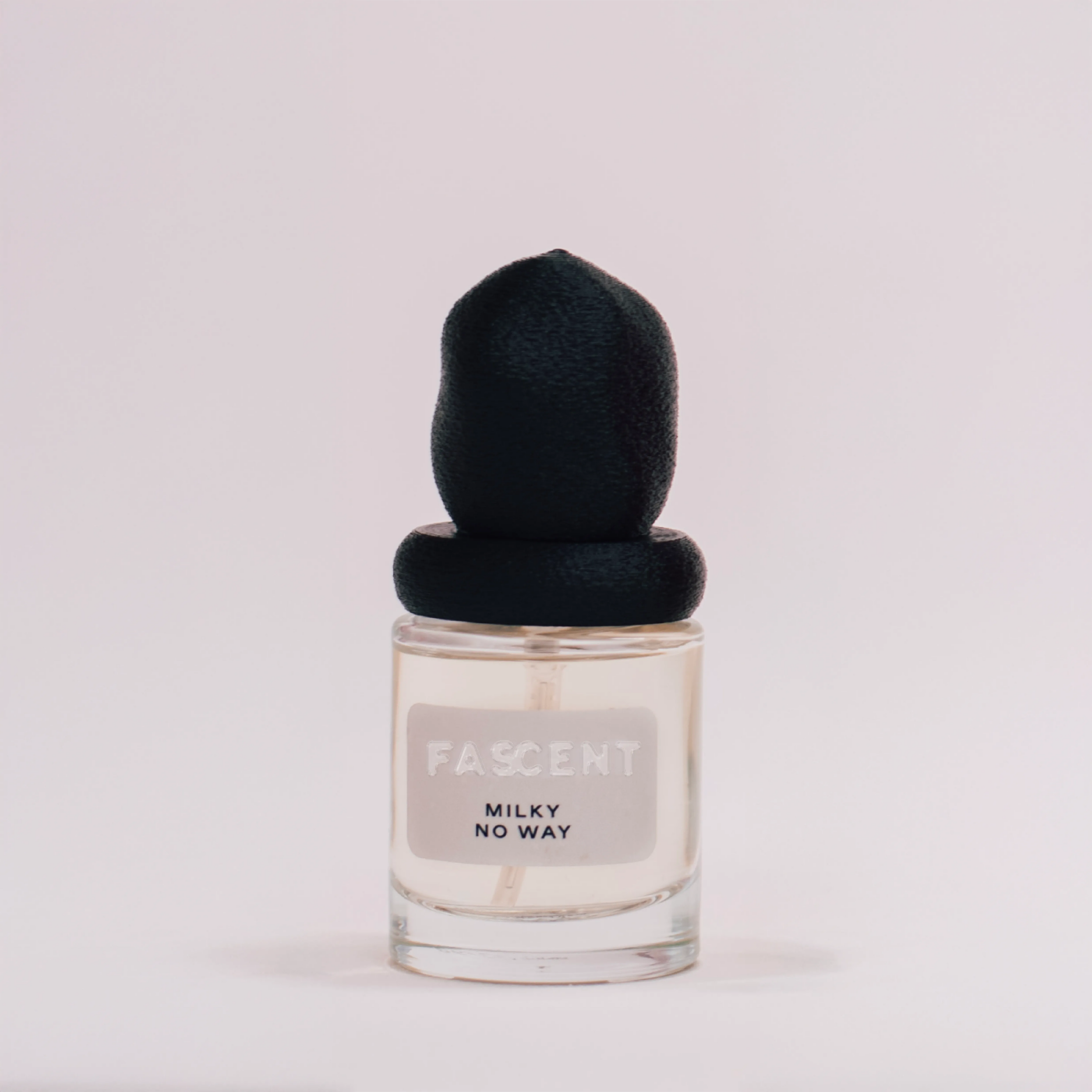 Flacon Milky No Way de Fascent — parfum gourmand-boisé lacté avec poivre noir, lait de noisette, crème fouettée, fève tonka, bois de santal, ambre et bois de cashmere — atmosphère douce, réconfortante et mystérieuse