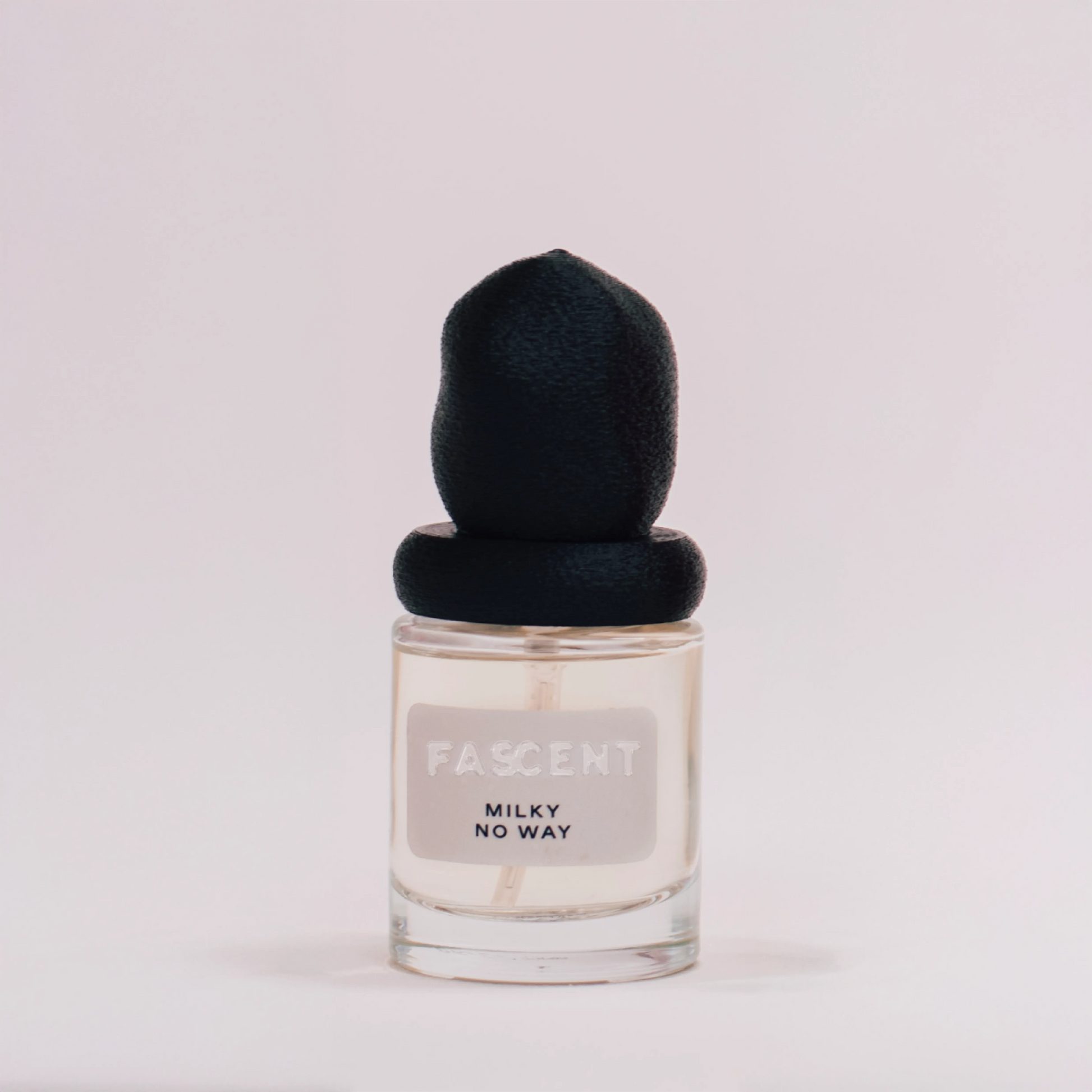 Flacon Milky No Way de Fascent — parfum gourmand-boisé lacté avec poivre noir, lait de noisette, crème fouettée, fève tonka, bois de santal, ambre et bois de cashmere — atmosphère douce, réconfortante et mystérieuse