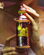 Flacon Morning Muscs d’Alexandre.J — parfum floral-fruité musqué unisexe mêlant mandarine, pamplemousse et pêche juteuse rehaussés d’une touche gourmande de caramel, un cœur riche de roses (Russie & Turquie), patchouli et violette, posé sur un fond doux de musc et mousse, évoquant une aube douce et lumineuse.