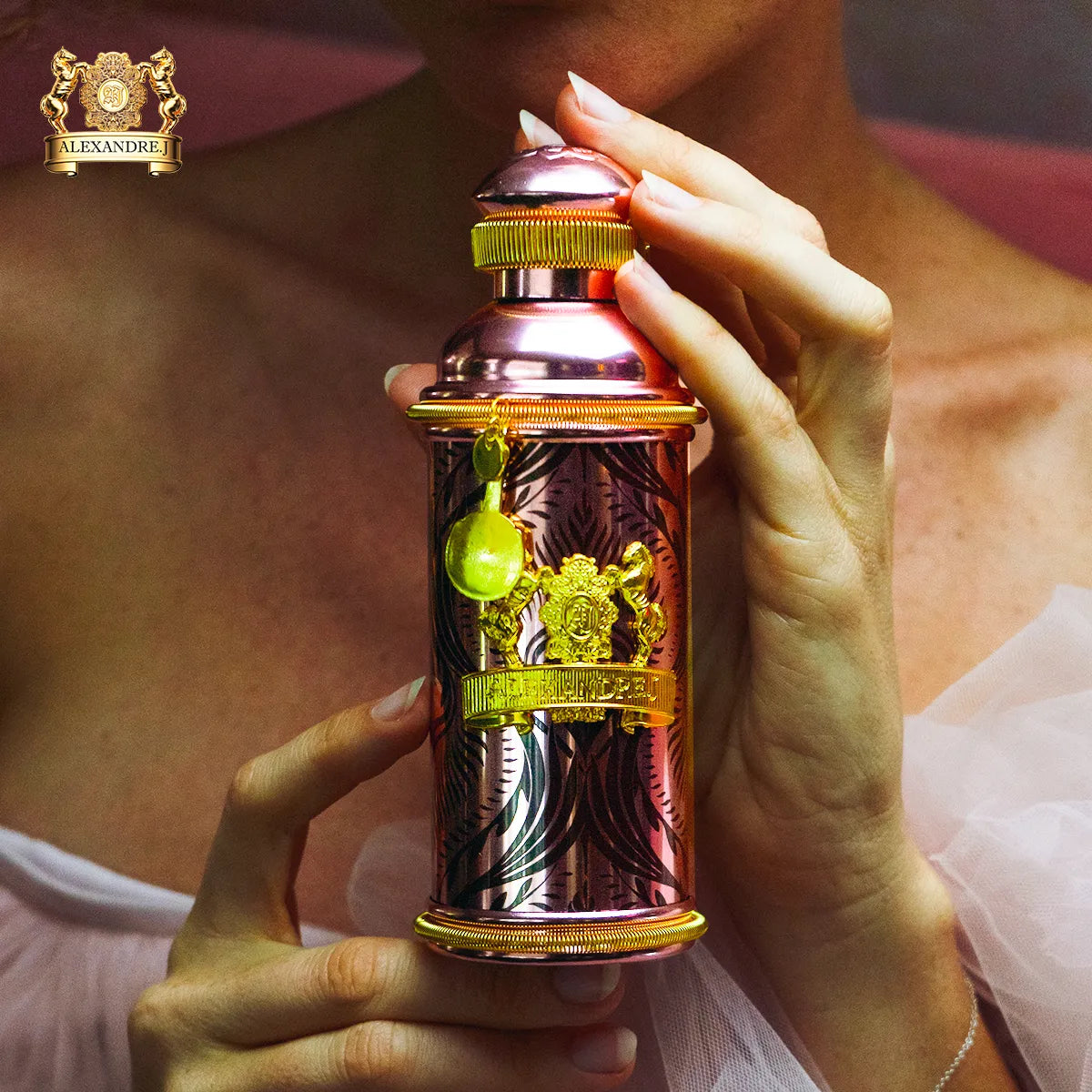 Flacon Morning Muscs d’Alexandre.J — parfum floral-fruité musqué unisexe mêlant mandarine, pamplemousse et pêche juteuse rehaussés d’une touche gourmande de caramel, un cœur riche de roses (Russie & Turquie), patchouli et violette, posé sur un fond doux de musc et mousse, évoquant une aube douce et lumineuse.