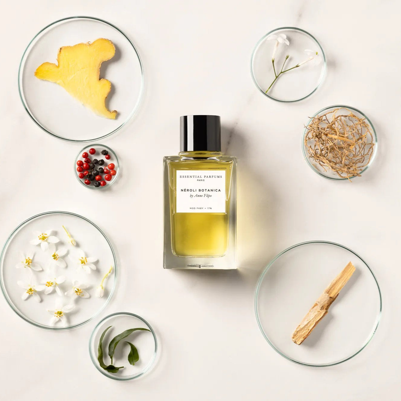 Flacon Neroli Botanica d’Essential Parfums — parfum aromatique floral unisexe mêlant curcuma chaud, gingembre et poivres en tête, cœur de néroli, jasmin sambac et fleur d’oranger, posé sur un fond de vétiver et bois de santal pour équilibre frais et enveloppant