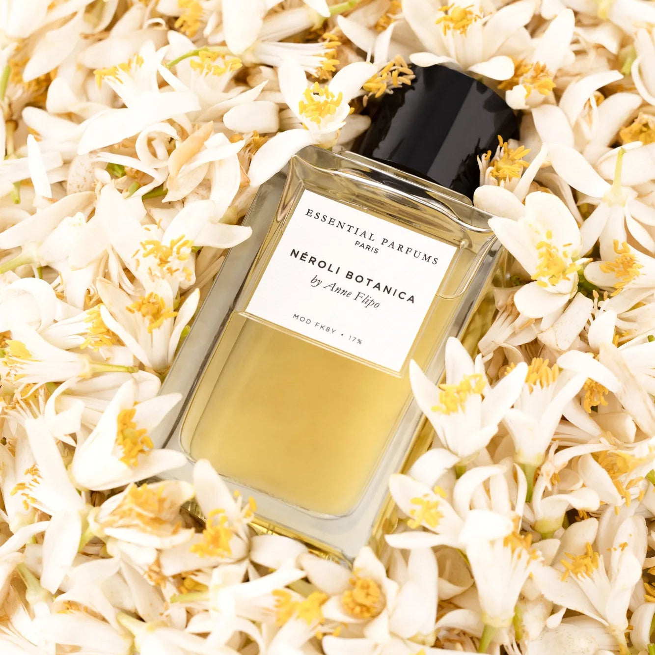 Flacon Neroli Botanica d’Essential Parfums — parfum aromatique floral unisexe mêlant curcuma chaud, gingembre et poivres en tête, cœur de néroli, jasmin sambac et fleur d’oranger, posé sur un fond de vétiver et bois de santal pour équilibre frais et enveloppant