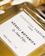Flacon Neroli Botanica d’Essential Parfums — parfum aromatique floral unisexe mêlant curcuma chaud, gingembre et poivres en tête, cœur de néroli, jasmin sambac et fleur d’oranger, posé sur un fond de vétiver et bois de santal pour équilibre frais et enveloppant