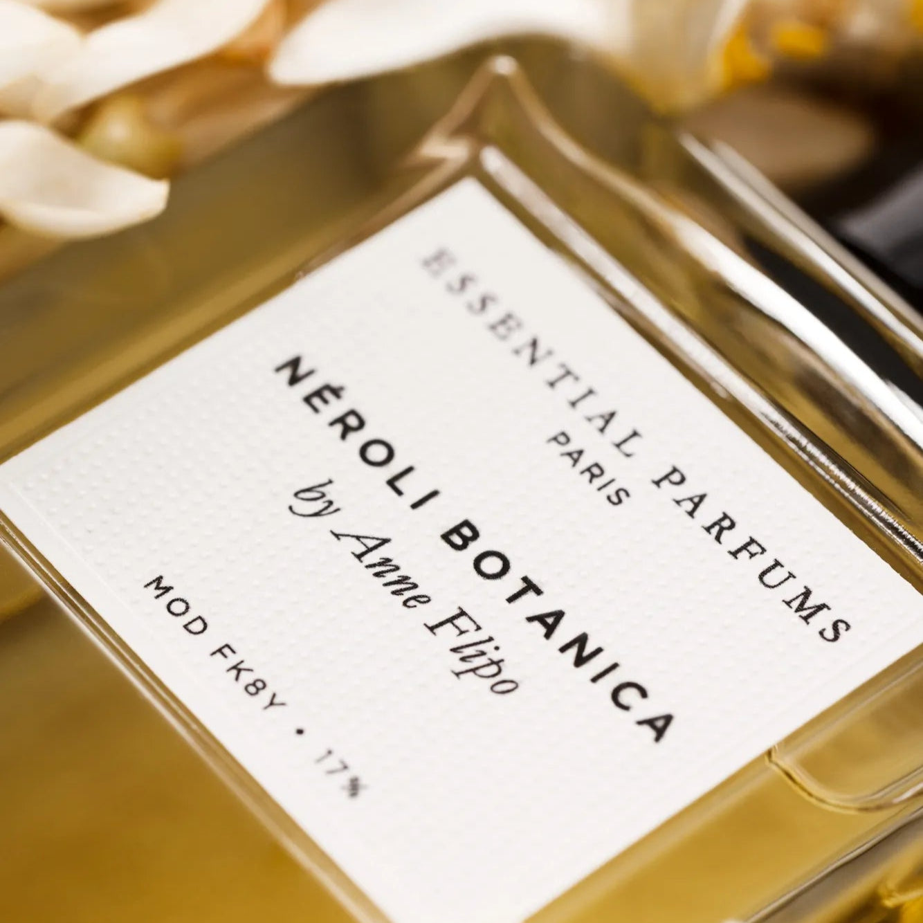 Flacon Neroli Botanica d’Essential Parfums — parfum aromatique floral unisexe mêlant curcuma chaud, gingembre et poivres en tête, cœur de néroli, jasmin sambac et fleur d’oranger, posé sur un fond de vétiver et bois de santal pour équilibre frais et enveloppant