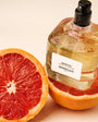 Flacon Noaptea de Zenogati — parfum unisexe aromatique-épicé mêlant la fraîcheur du pamplemousse, la feuille de violette et le poivre rose en tête, un cœur vibrant de thé noir, piment et girofle, sur un fond chaleureux d’ambre, musc et bois d’olivier pour une signature à la fois élégante, mystérieuse et envoûtante.
