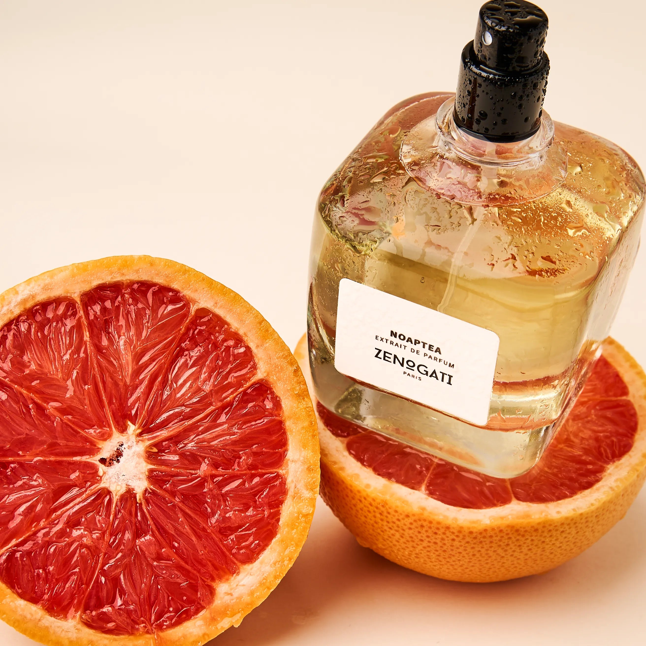 Flacon Noaptea de Zenogati — parfum unisexe aromatique-épicé mêlant la fraîcheur du pamplemousse, la feuille de violette et le poivre rose en tête, un cœur vibrant de thé noir, piment et girofle, sur un fond chaleureux d’ambre, musc et bois d’olivier pour une signature à la fois élégante, mystérieuse et envoûtante.