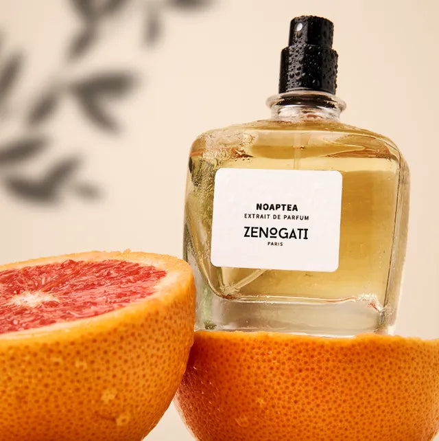 Flacon Noaptea de Zenogati — parfum unisexe aromatique-épicé mêlant la fraîcheur du pamplemousse, la feuille de violette et le poivre rose en tête, un cœur vibrant de thé noir, piment et girofle, sur un fond chaleureux d’ambre, musc et bois d’olivier pour une signature à la fois élégante, mystérieuse et envoûtante.