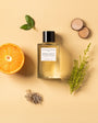 Flacon Orange X Santal d’Essential Parfums — parfum unisexe citrus-boisé éclatant mêlant orange amère italienne (jus et zeste), basilic d’Égypte et cyprès naturel, posé sur un fond chaleureux de bois de santal australien et mousse de chêne française. Une composition fraîche, lumineuse et sensuelle, dotée d’ingrédients naturels et d’un flacon rechargeable.