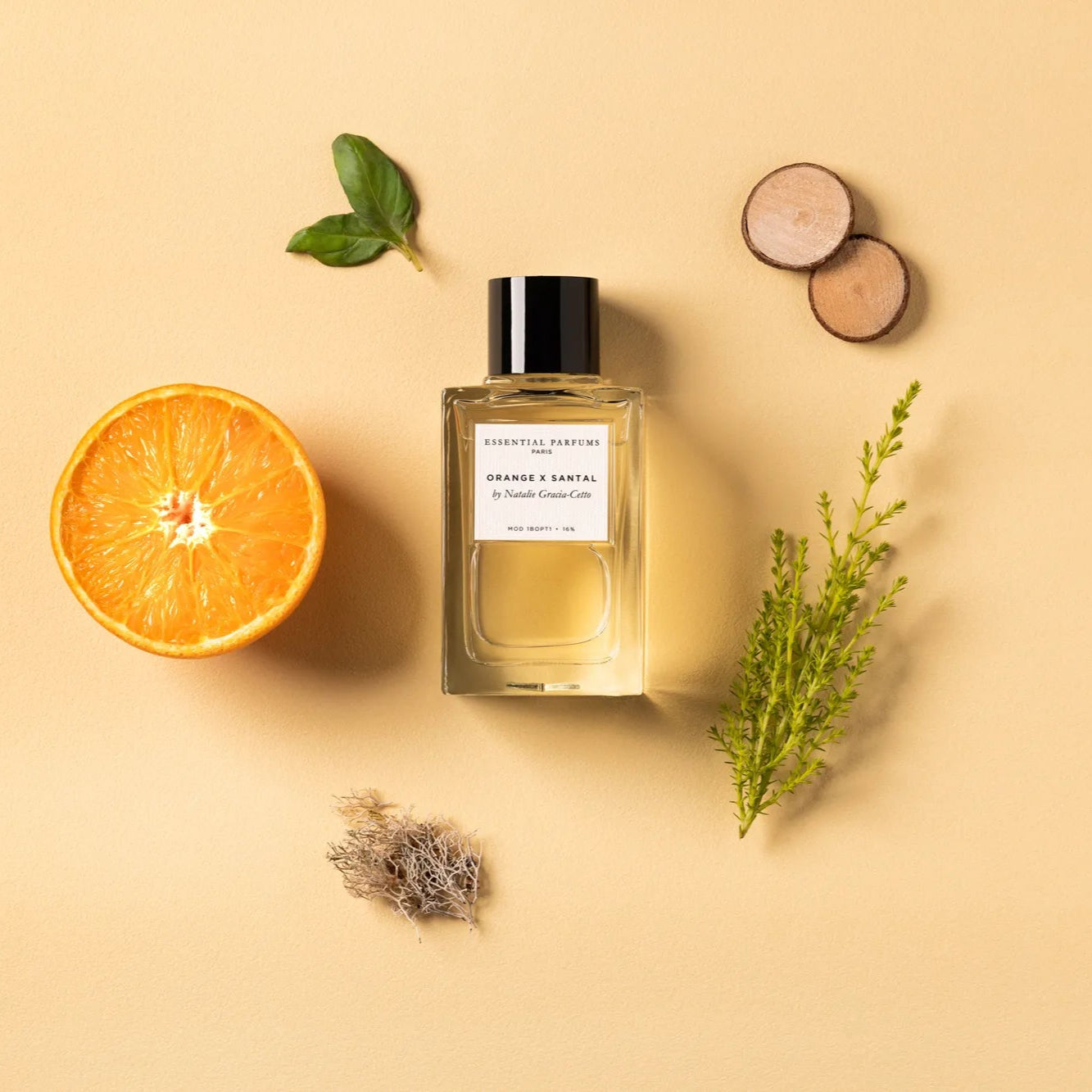 Flacon Orange X Santal d’Essential Parfums — parfum unisexe citrus-boisé éclatant mêlant orange amère italienne (jus et zeste), basilic d’Égypte et cyprès naturel, posé sur un fond chaleureux de bois de santal australien et mousse de chêne française. Une composition fraîche, lumineuse et sensuelle, dotée d’ingrédients naturels et d’un flacon rechargeable.