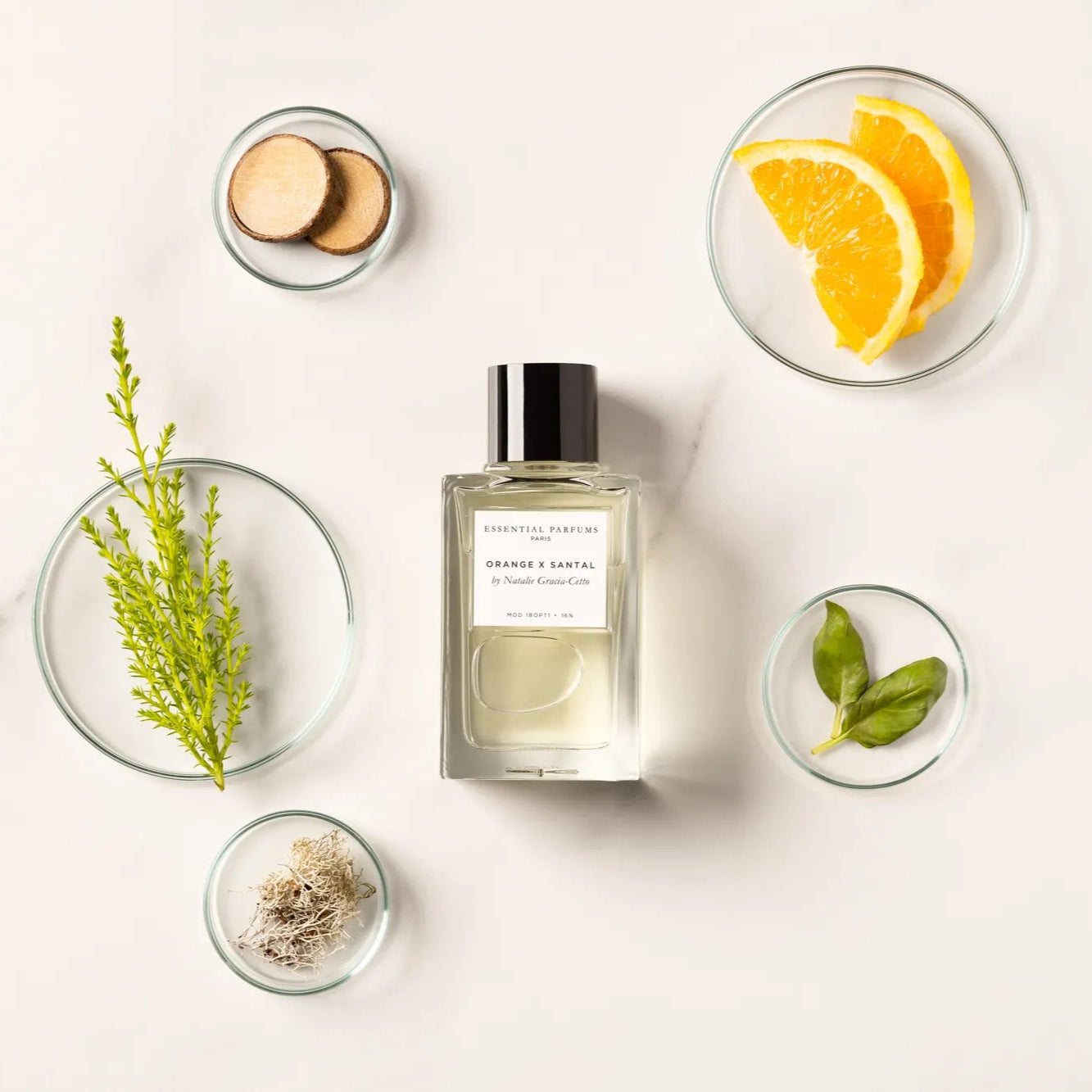 Flacon Orange X Santal d’Essential Parfums — parfum unisexe citrus-boisé éclatant mêlant orange amère italienne (jus et zeste), basilic d’Égypte et cyprès naturel, posé sur un fond chaleureux de bois de santal australien et mousse de chêne française. Une composition fraîche, lumineuse et sensuelle, dotée d’ingrédients naturels et d’un flacon rechargeable.
