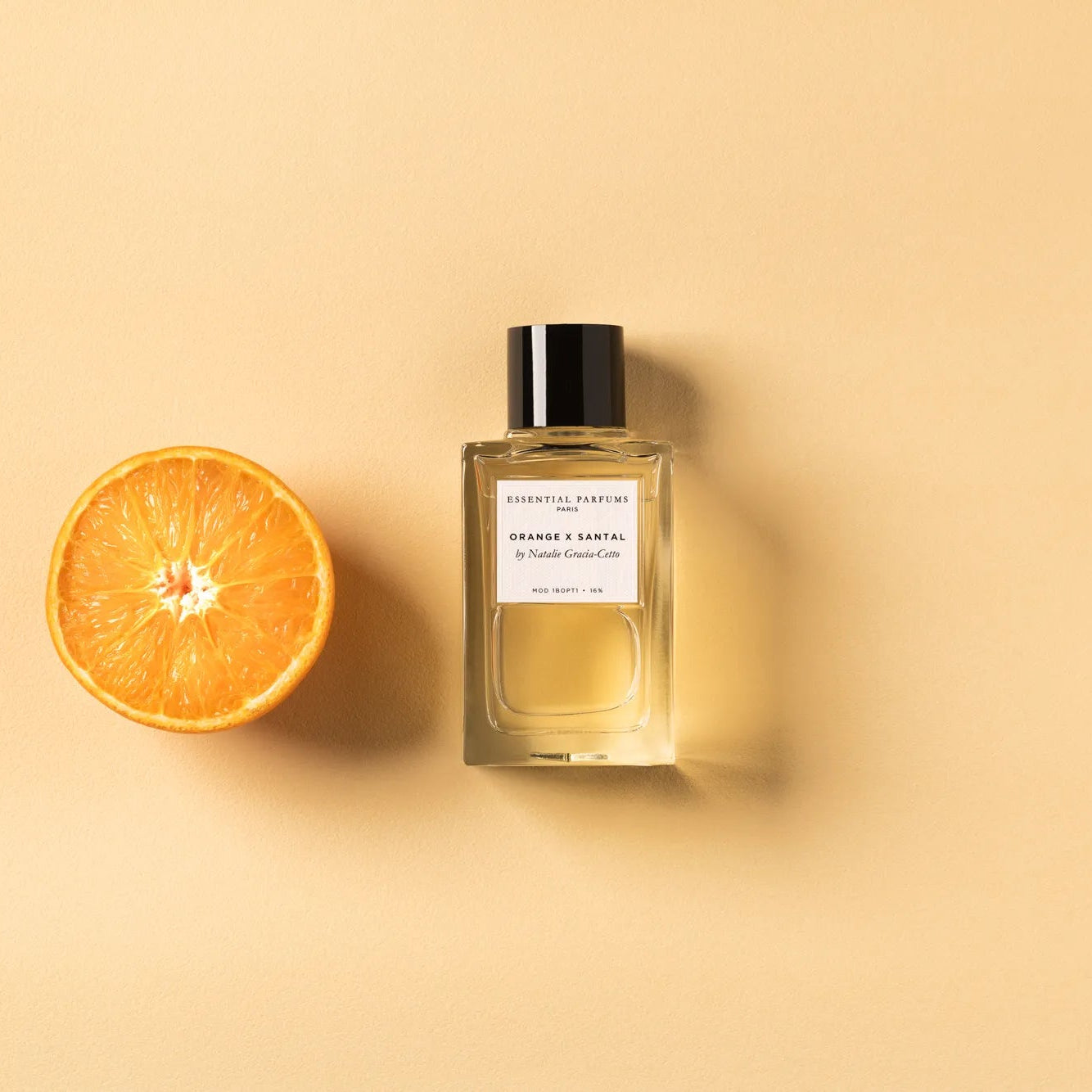 Flacon Orange X Santal d’Essential Parfums — parfum unisexe citrus-boisé éclatant mêlant orange amère italienne (jus et zeste), basilic d’Égypte et cyprès naturel, posé sur un fond chaleureux de bois de santal australien et mousse de chêne française. Une composition fraîche, lumineuse et sensuelle, dotée d’ingrédients naturels et d’un flacon rechargeable.