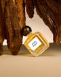 Flacon Oudacious de Zenogati — parfum unisexe boisé-épicé intense mêlant lavande raffinée, safran doré et muscade piquante en ouverture, cœur profond d’oud, encens fumé et mousse de chêne, fond sombre de cuir, patchouli et ambre gris pour un sillage puissant, animal et sophistiqué