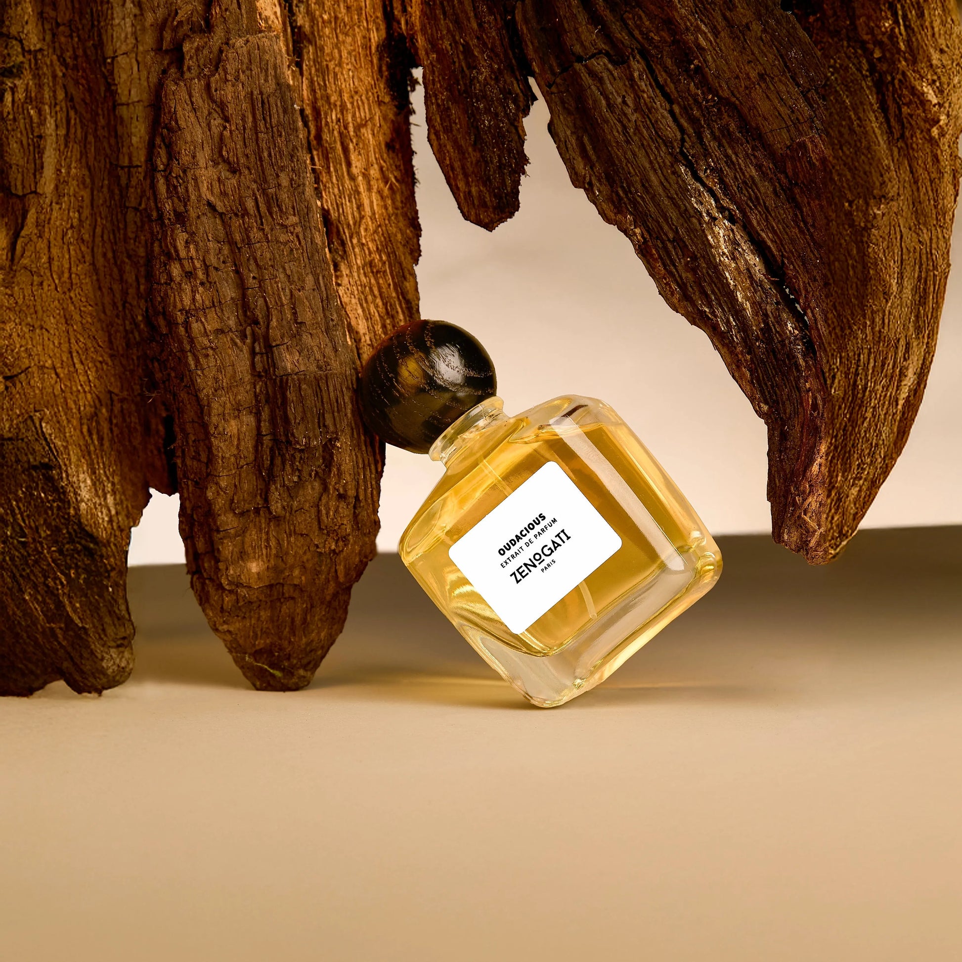 Flacon Oudacious de Zenogati — parfum unisexe boisé-épicé intense mêlant lavande raffinée, safran doré et muscade piquante en ouverture, cœur profond d’oud, encens fumé et mousse de chêne, fond sombre de cuir, patchouli et ambre gris pour un sillage puissant, animal et sophistiqué