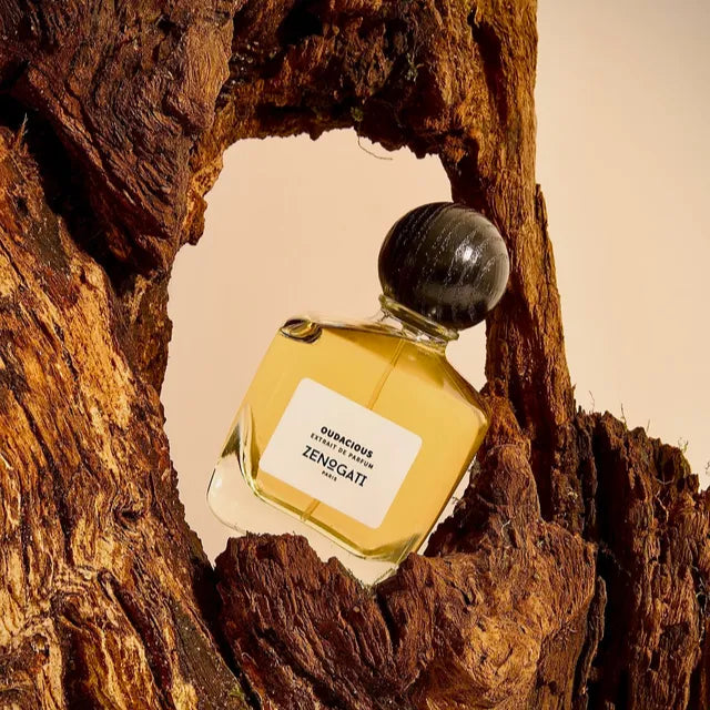 Flacon Oudacious de Zenogati — parfum unisexe boisé-épicé intense mêlant lavande raffinée, safran doré et muscade piquante en ouverture, cœur profond d’oud, encens fumé et mousse de chêne, fond sombre de cuir, patchouli et ambre gris pour un sillage puissant, animal et sophistiqué