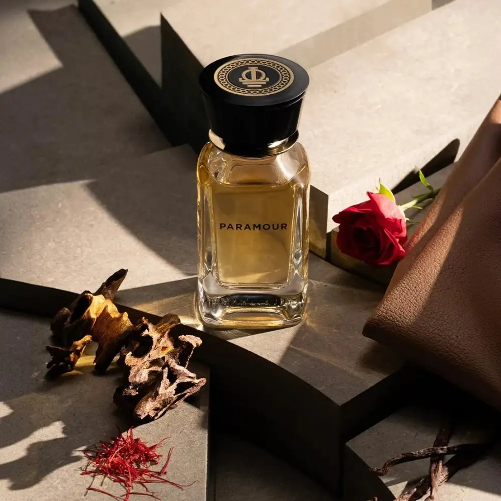 Omanluxury - Paramour parfum de niche unisexe 100ml avec des roses du oud du cuir sur une table