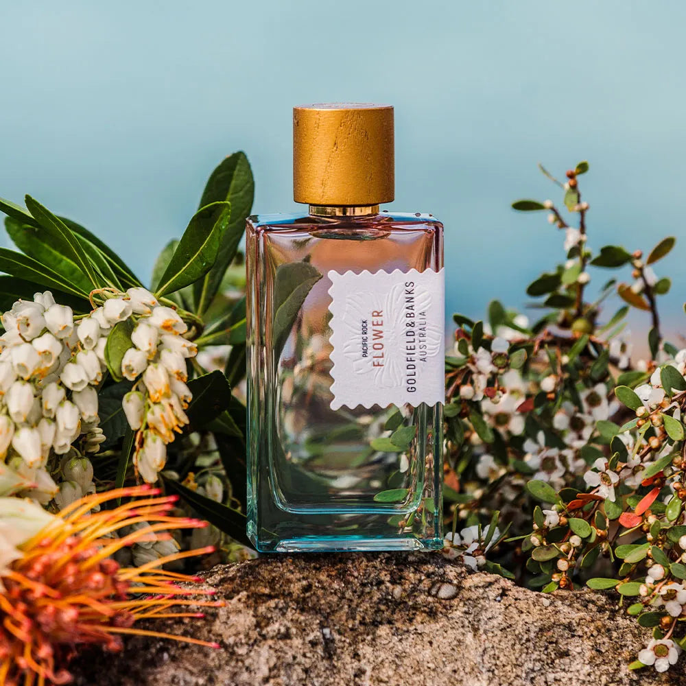 Flacon Pacific Rock Flower de Goldfield & Banks — parfum floral-aquatique boisé unisexe mêlant tea tree côtier, sel marin, tubéreuse et fleur de corail, adouci par la cire de coco et soutenu par un fond chaud de patchouli et bois de santal australien
