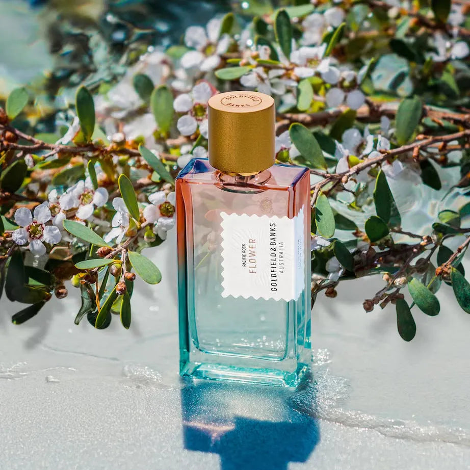 Flacon Pacific Rock Flower de Goldfield & Banks — parfum floral-aquatique boisé unisexe mêlant tea tree côtier, sel marin, tubéreuse et fleur de corail, adouci par la cire de coco et soutenu par un fond chaud de patchouli et bois de santal australien