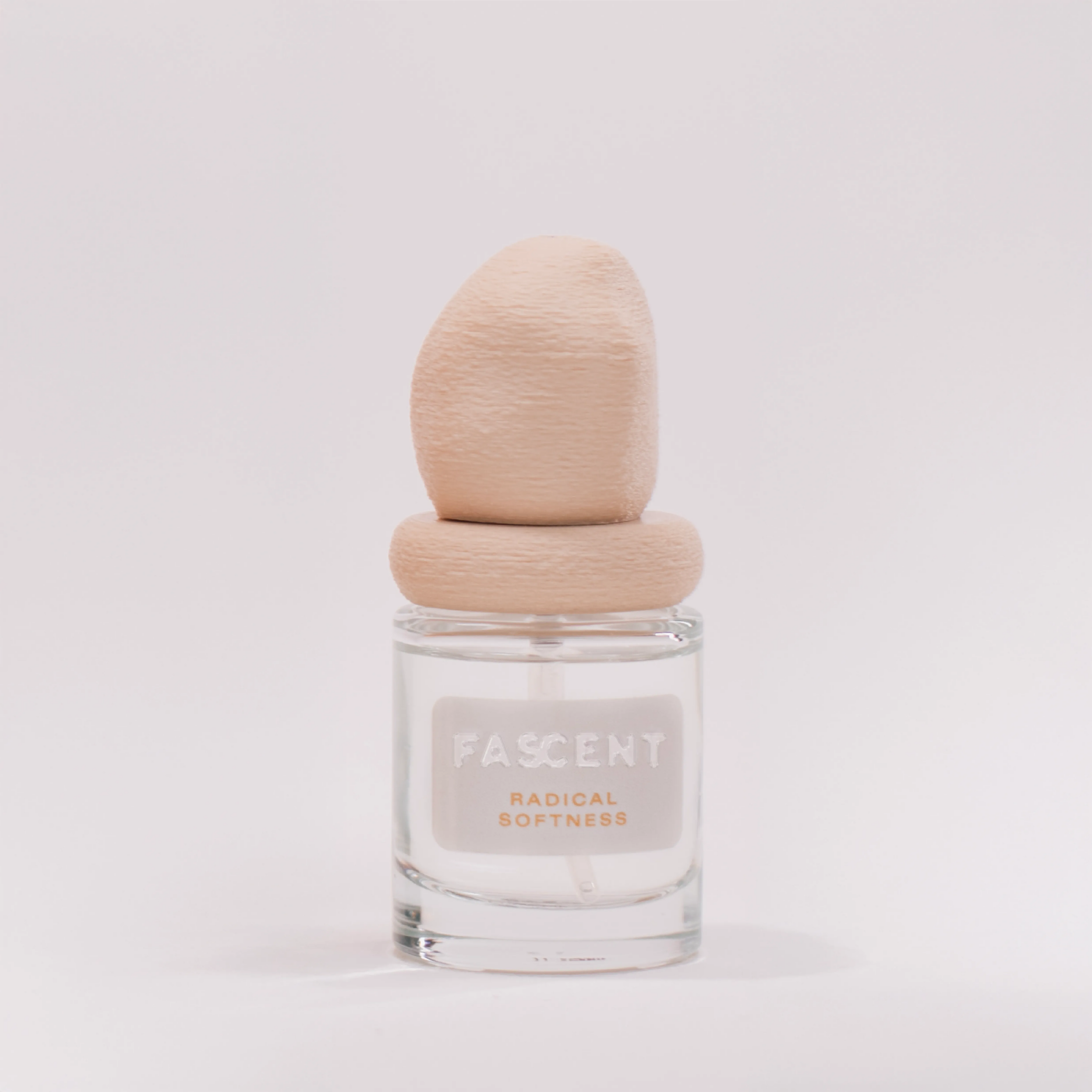 Flacon Radical Softness de Fascent — parfum sensuel mixte mêlant poivre rose, thé blanc et accord peau à peau, rehaussé de cyclamen, fleur de frangipanier, ambrox et musc blanc pour un équilibre entre douceur et caractère