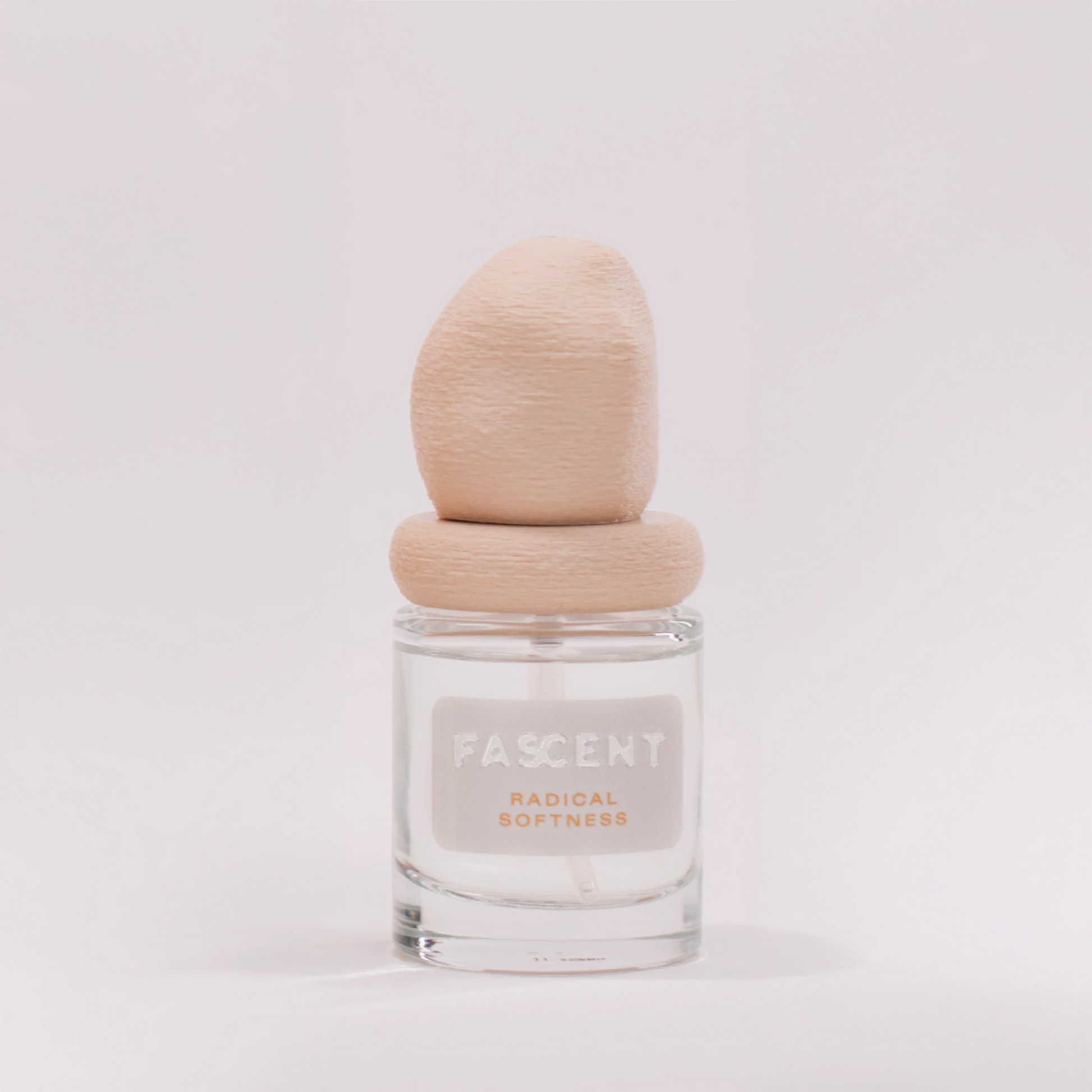 Flacon Radical Softness de Fascent — parfum sensuel mixte mêlant poivre rose, thé blanc et accord peau à peau, rehaussé de cyclamen, fleur de frangipanier, ambrox et musc blanc pour un équilibre entre douceur et caractère